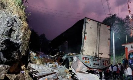 Tráiler se queda sin frenos y arrolla varios autos; reportan un muerto y 25 heridos en Chiapas