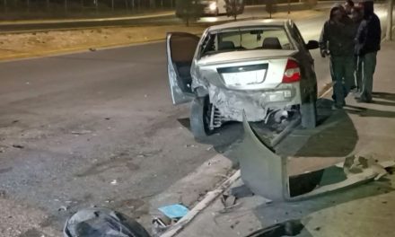 Saltillo: Causa choque y taxistas lo persiguen en la colonia Hacienda Narro; lesionó a una mujer y sus dos hijos