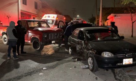 Camioneta se pasa alto y choca a vehículo en la Pueblo Insurgente