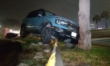 Camioneta se impacta contra una barrera metálica en Saltillo