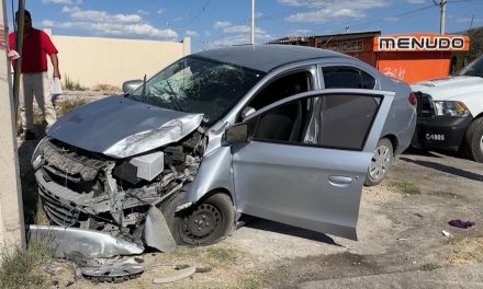 Choca contra poste en Misión Cerritos en Saltillo, una mujer fue llevada a hospital