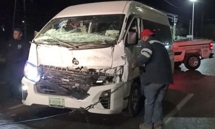 Saltillo: Se duerme y choca contra camión; lesionó a su copiloto y acabó detenido
