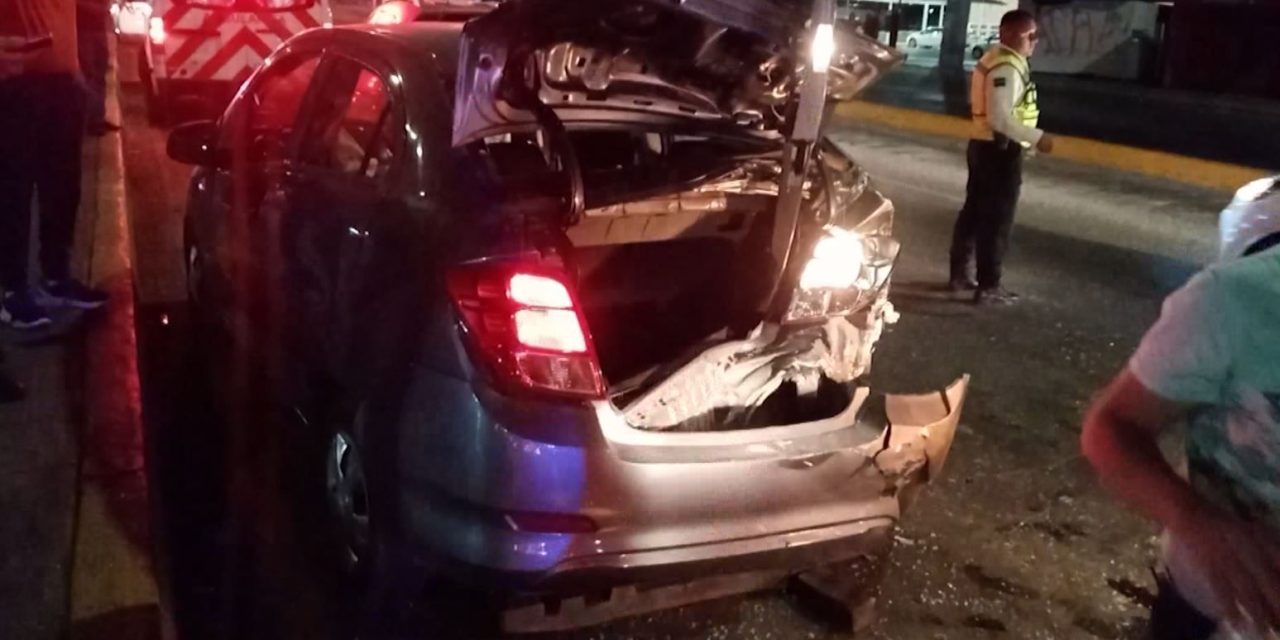 Conductor provocó choque múltiple; una mujer de la tercera edad resultó lesionada