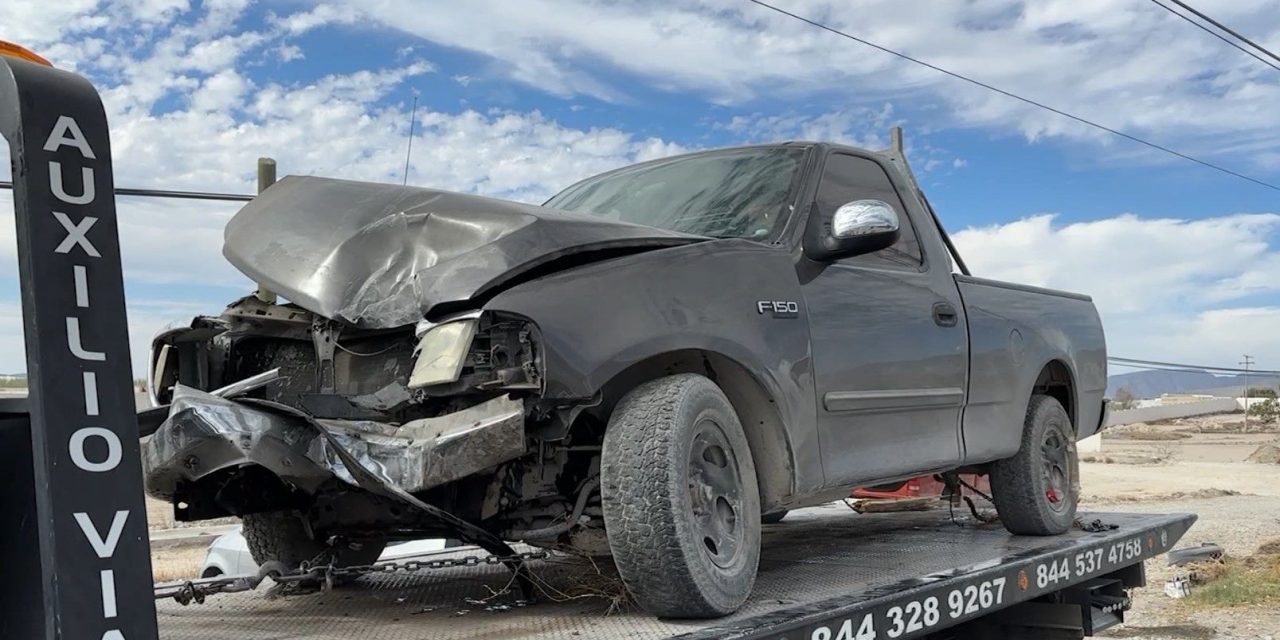 Hombre choca contra poste en Arteaga