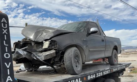 Hombre choca contra poste en Arteaga