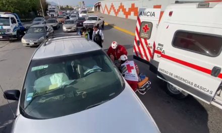 Mujer destruye su camioneta Le dan un cerrón y choca