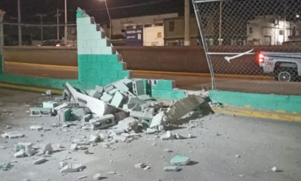 Pierde el control y se estrella con el muro en Saltillo; le hizo nueva entrada a la Central de Abastos (Video)