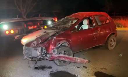 Hombre destrozó su auto en Saltillo; derrapó tras curva y se volcó