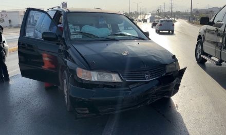Distracción al volante provocó que una mujer chocará contra filtro de seguridad en Arteaga