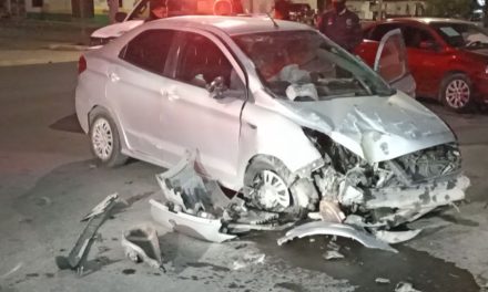Sufre volcadura camino a casa; dormitó y chocó contra unas protecciones en Saltillo