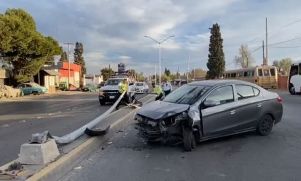 Destruye su auto; se le atora la sandalia en el acelerador y choca en Saltillo