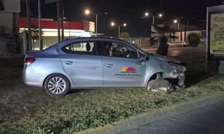 Saltillo: Tras ser vencido por el sueño conductor acaba en medio del camellón