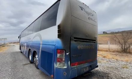 Corto circuito ocasiona incendio en  autobús de pasajeros en la Saltillo-Torreón
