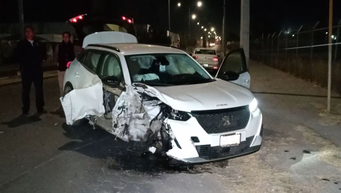 Conductora se salvó de milagro: esquiva un perro y choca con poste, en Saltillo