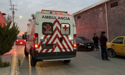Se estrella contra vehículo en Saltillo; motociclista resultó ileso