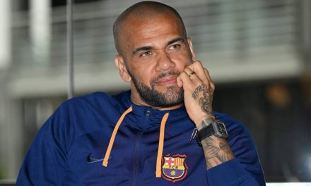 Canjean firmas de Dani Alves por cajetillas en prisión Brians 2, en España