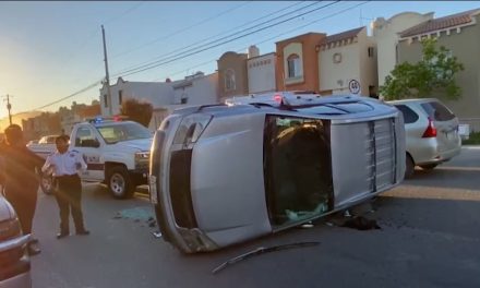 Dormita al volante y vuelca en Saltillo; termina en el hospital