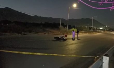 Saltillo: Repartidor motociclista pierde la vida al derrapar en la calzada Antonio Narro