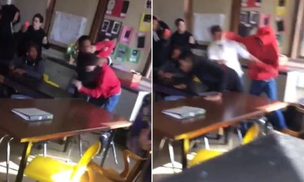 Video: Estudiante defiende a maestra que fue golpeada por un alumno