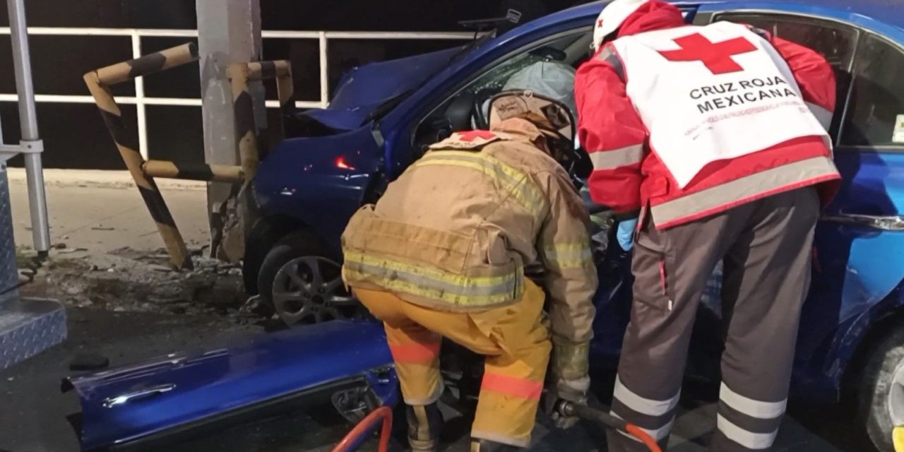 Mujer termina grave tras chocar con poste en Saltillo