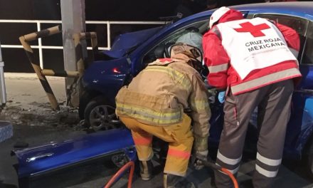 Mujer termina grave tras chocar con poste en Saltillo