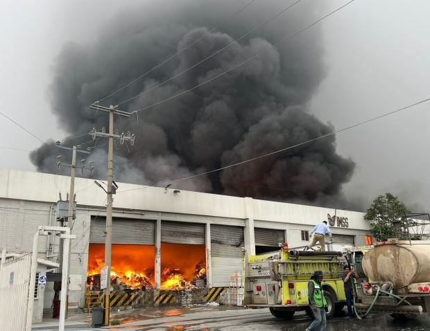 Controlado incendio de bodegas del IMSS Saltillo