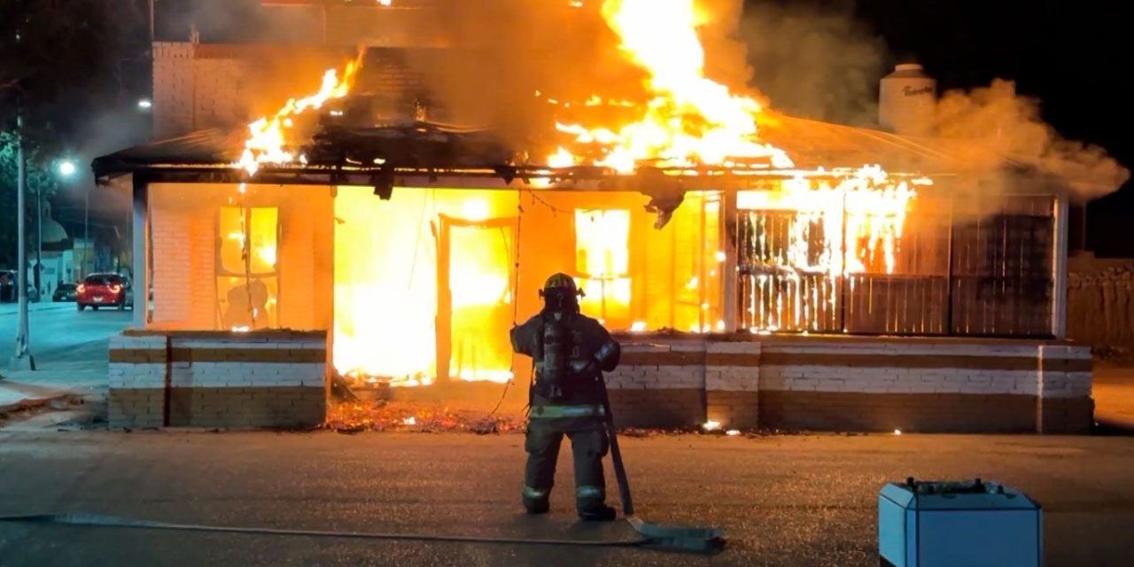Incendio consume un local sobre el bulevar Eulalio Gutiérrez en Saltillo