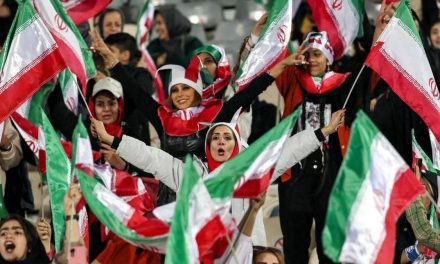 Irán permite que asistan mujeres a partido de futbol internacional