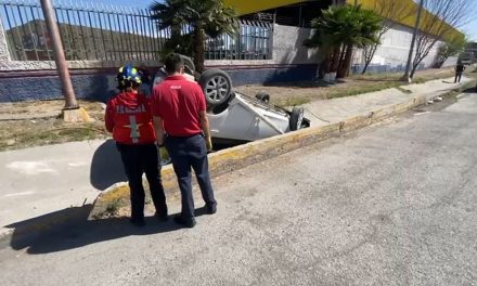 Jovencita se salva de milagro; vuelca su vehículo sobre la carretera Saltillo-Monterrey