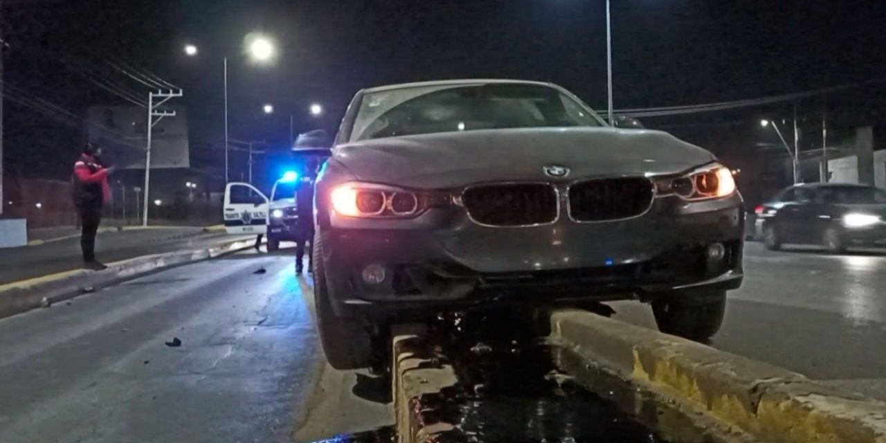 Saltillo: Arruina su auto de lujo, iba ebrio al momento del percance en LEA