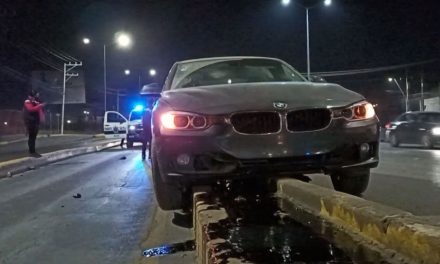 Saltillo: Arruina su auto de lujo, iba ebrio al momento del percance en LEA