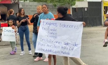 Saltillo:  Manifestantes cierran Otilio González ; padres de familia exigen atención a primaria Adolfo López Mateos