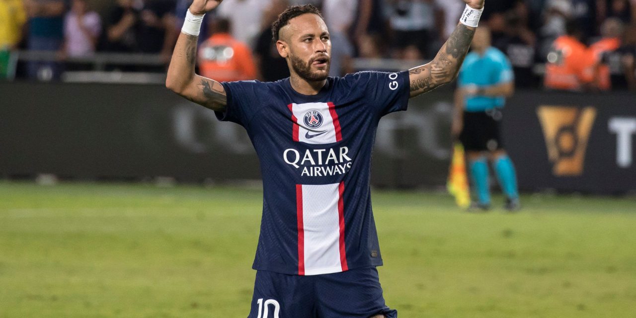 Operan a Neymar de la rodilla en Qatar
