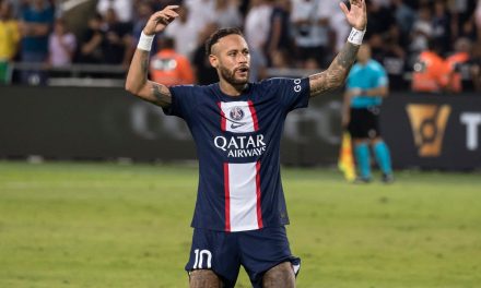 Operan a Neymar de la rodilla en Qatar