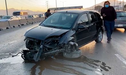 Saltillo: Otro accidente en el bulevar Fundadores; choca contra ballenas y paraliza el tránsito