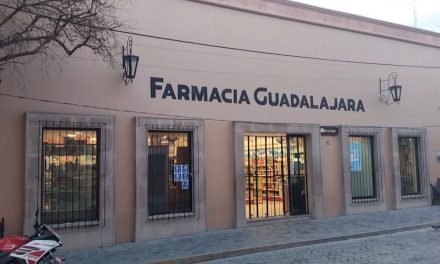 Delincuentes asaltan Farmacia Guadalajara de Parras; amagaron a los empleados