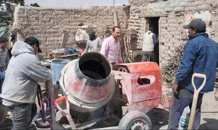 Arranca alcalde el programa ‘Piso Firme’ en Parras de la Fuente