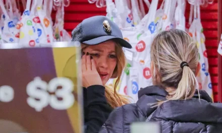 Captan a Shakira llorando dentro de una tienda