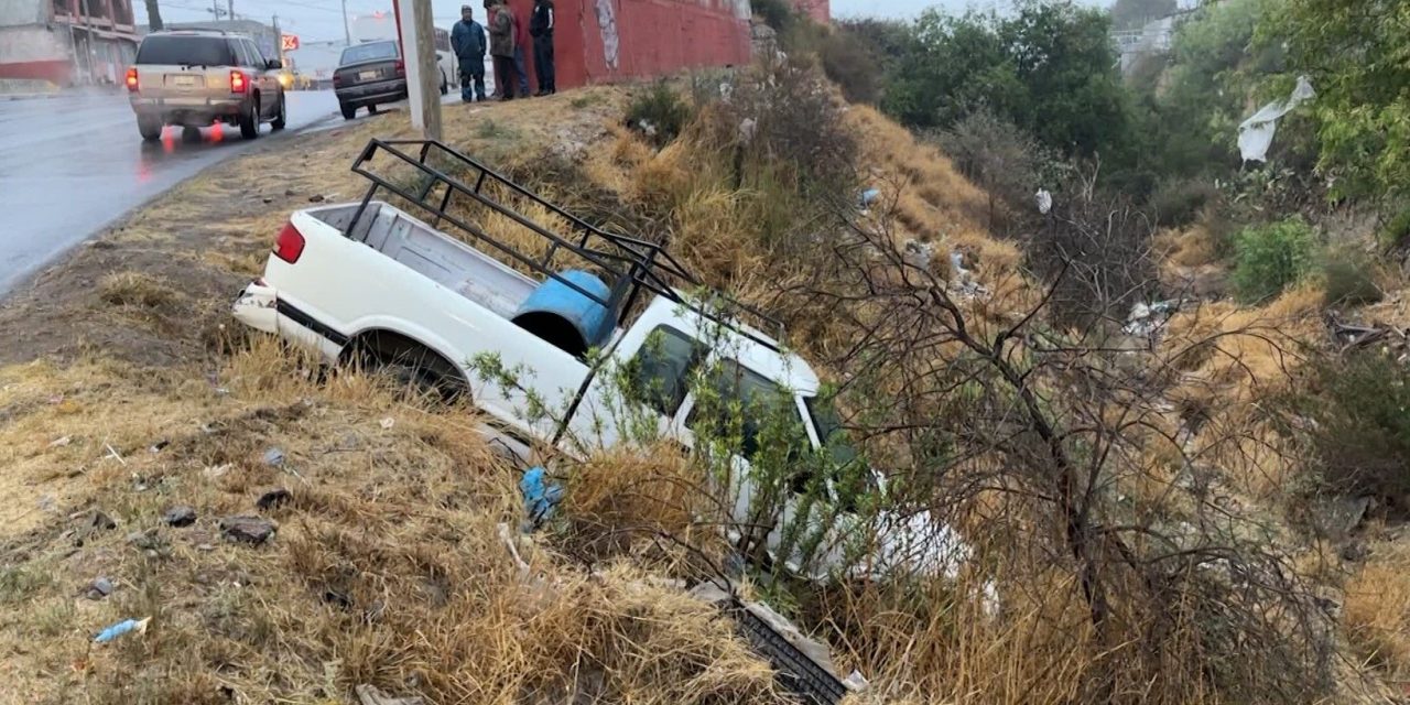 Camioneta cerca de caer a un arroyo en Saltillo