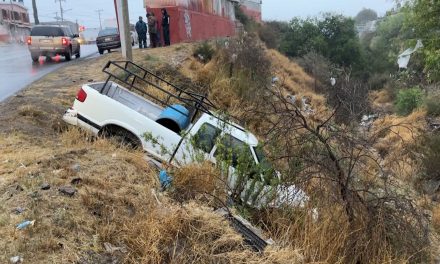 Camioneta cerca de caer a un arroyo en Saltillo