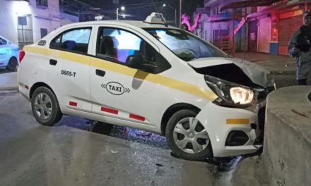 Intentó huir tras provocar choque; taxista quedó detenido por ir ebrio