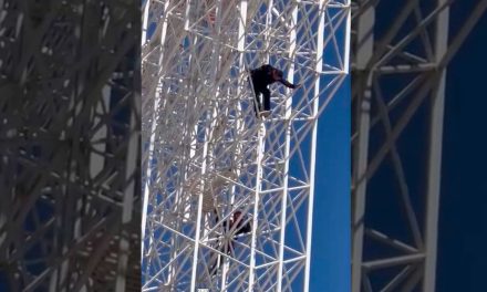 Hombre intenta lanzarse desde lo alto de una torre en Torreón