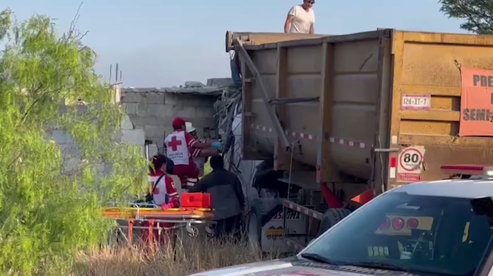 Trailero queda prensado tras chocar contra otro tráiler sobre la carretera 57, en Escobedo, Coahuila
