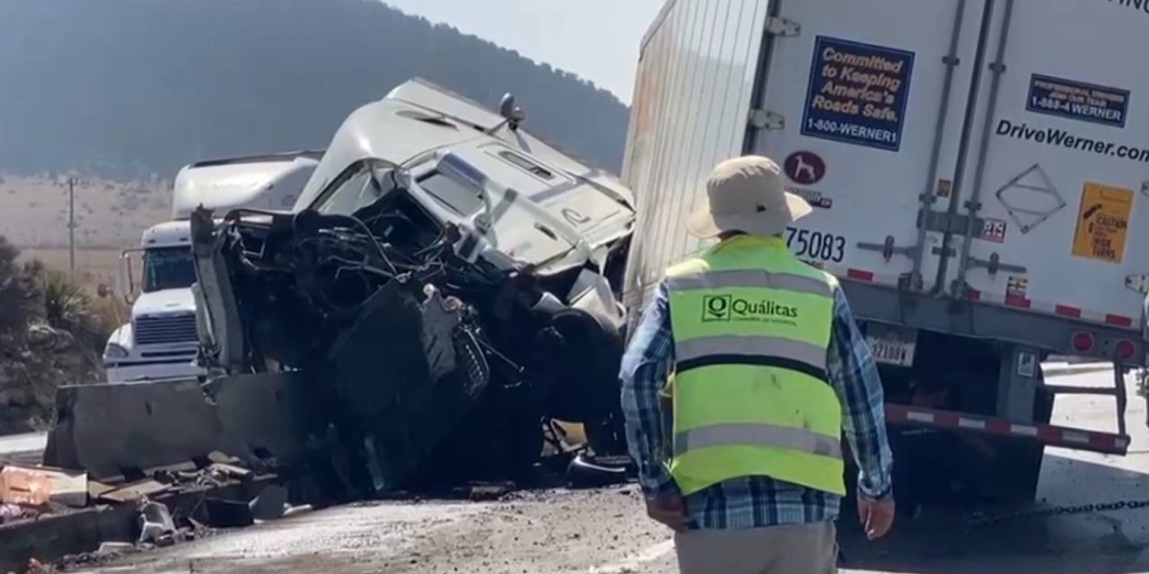 Volcadura provoca caos en la Carretera 57