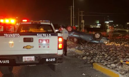 Dos volcaduras en el bulevar Venustiano Carranza sorprenden a saltillenses