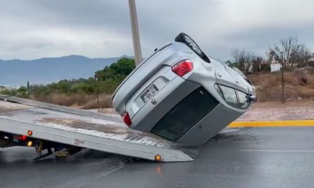 Saltillo: Vuelca por el exceso de velocidad sobre el bulevar Colosio