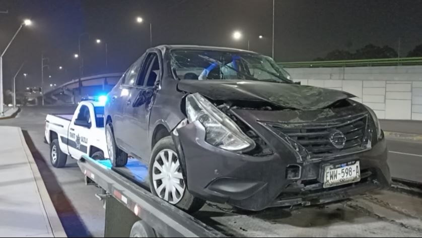Vuelca al chocar con el muro lateral sobre periférico LEA en Saltillo