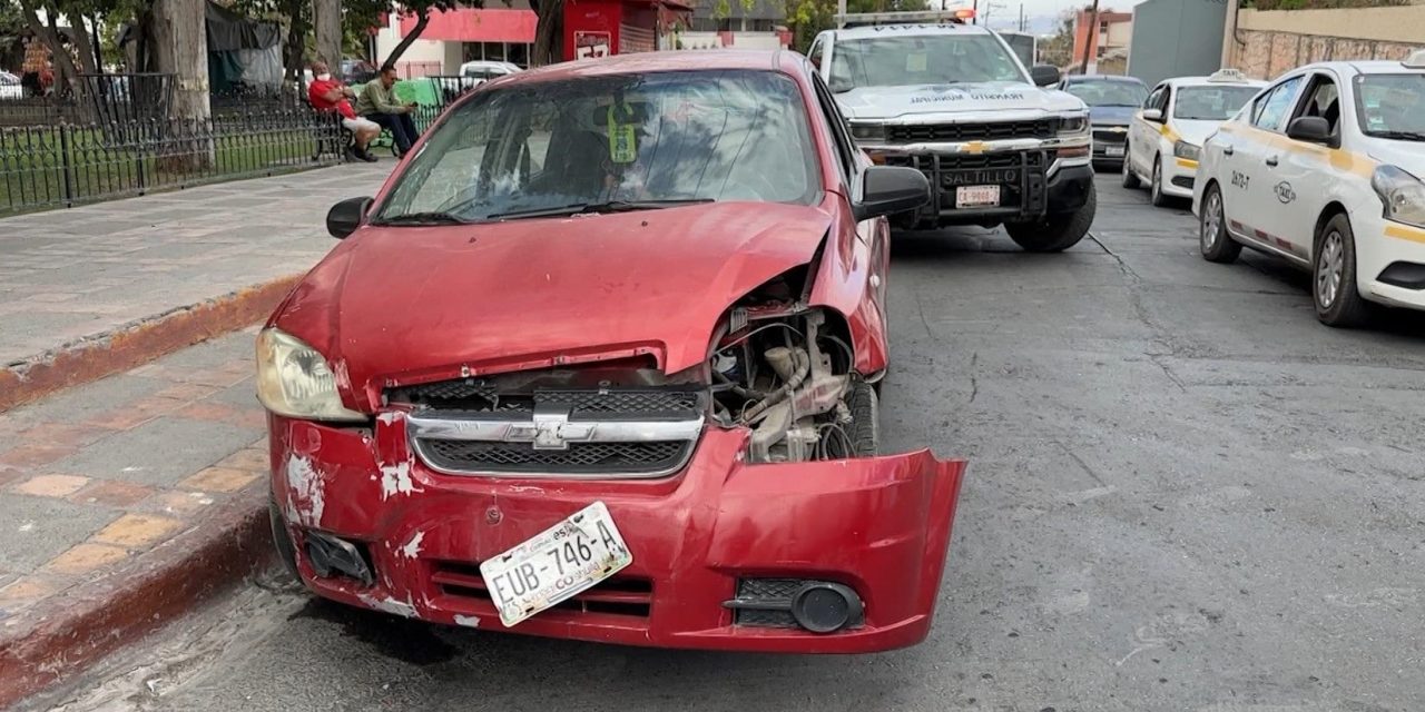Mujer termina lesionada tras choque en el centro de Saltillo