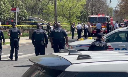 Al menos un muerto tras tiroteo al exterior de funeraria en Washington