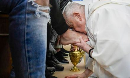 Papa Francisco lava los pies de 12 jóvenes este Jueves Santo (video)